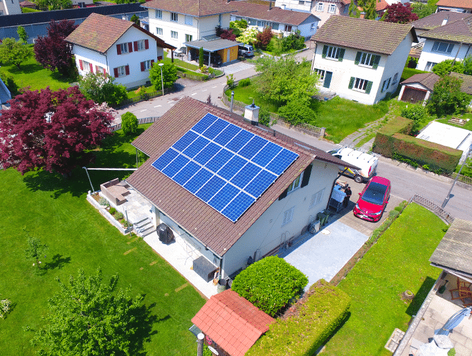Solaranlage in Zofingen, Aufdach, Polykristalline Solarmodule Megasol, K2 Systems und Solaredge optimiert